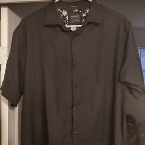 SIZE XL SHORT SLEEVE BUTTON DOWN